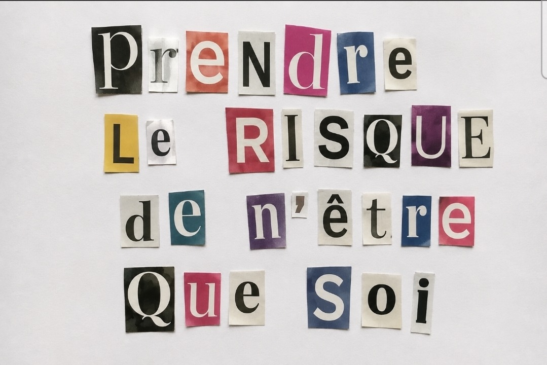 Message composé de lettres découpées dans des journaux formant la phrase : Prendre Le risque de n'être que soi